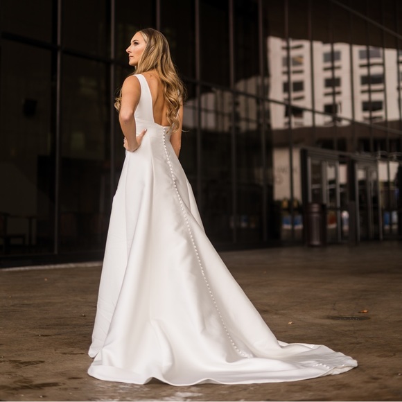 Monique Lhuillier Bliss wedding dress size 8 - Picture 2 of 10